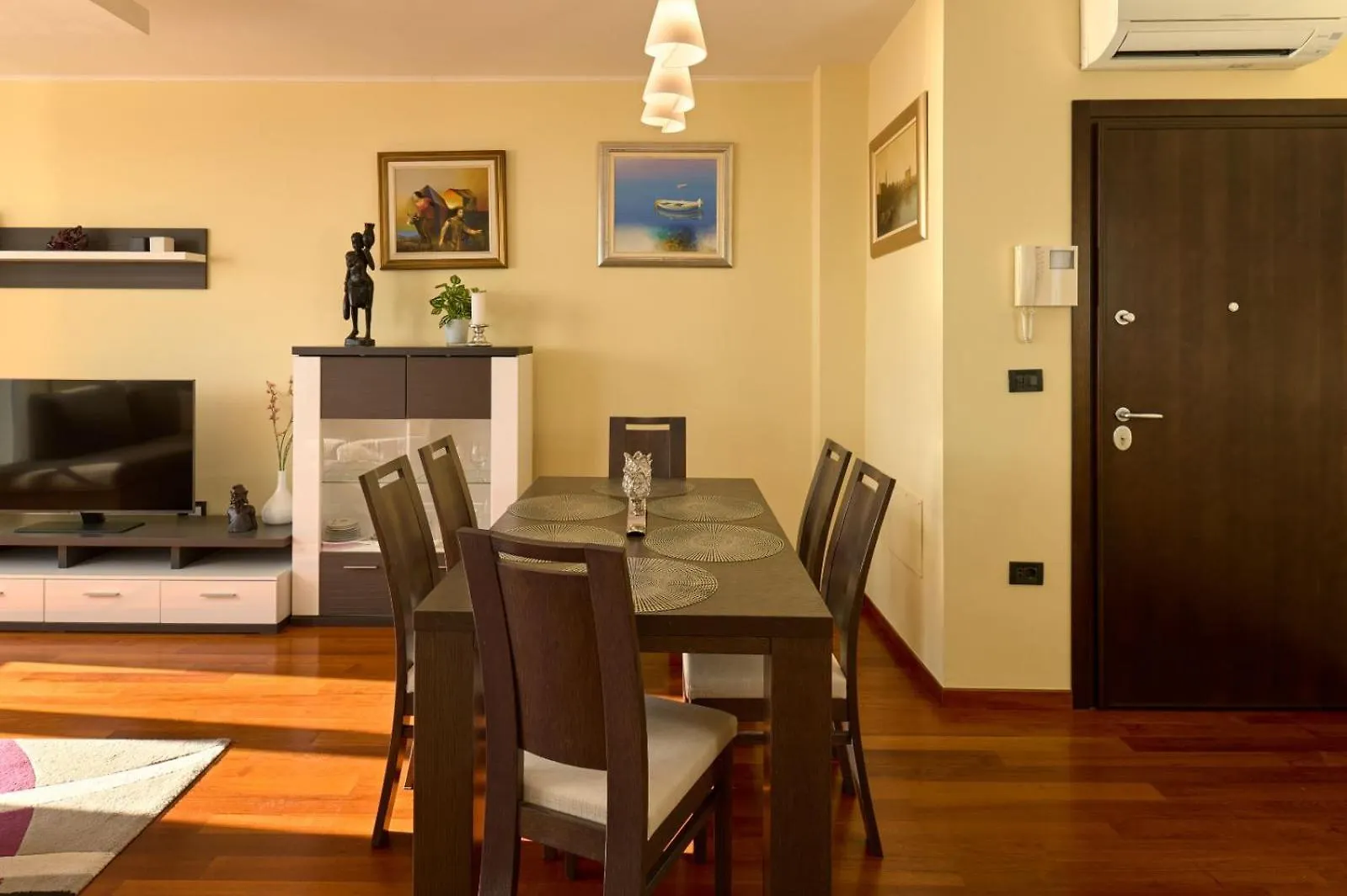 Sea View & Garage - Modern 3Br Split Apartment