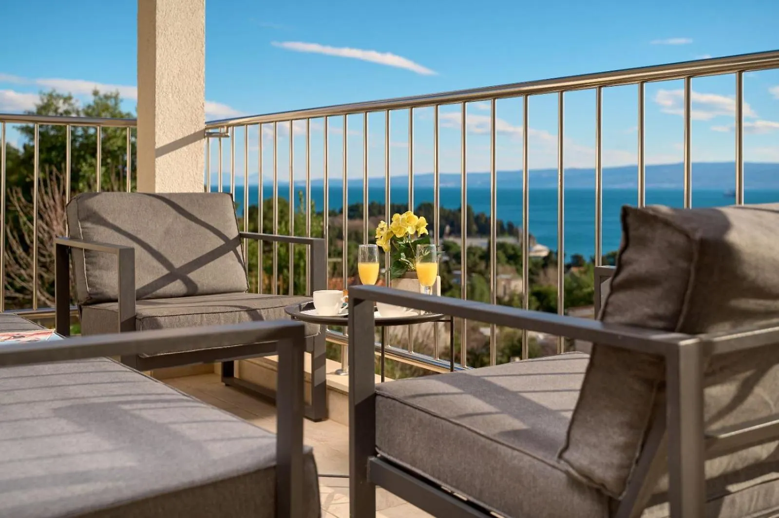 Sea View & Garage - Modern 3Br Split Apartment