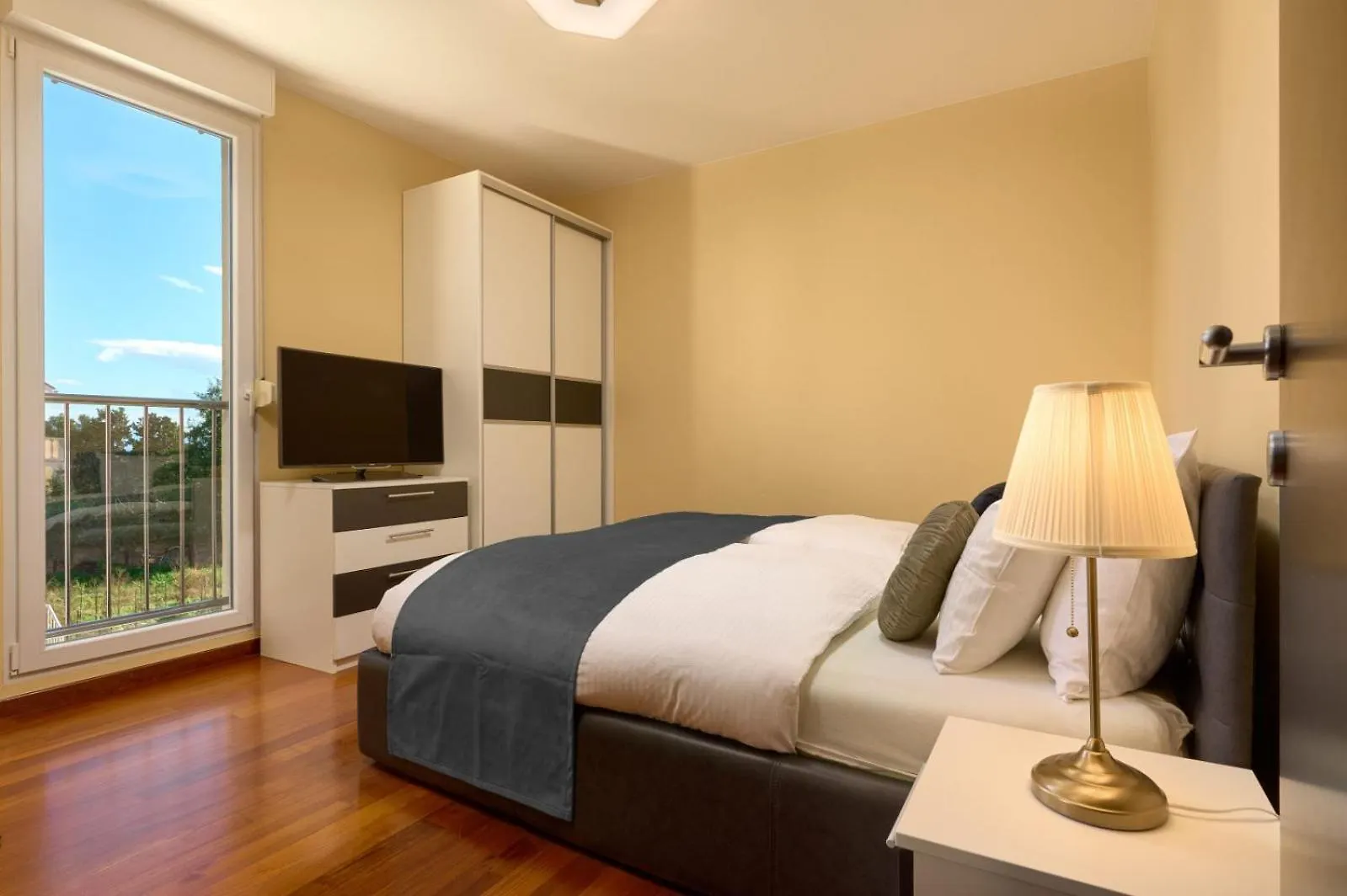 Sea View & Garage - Modern 3Br Split Apartment