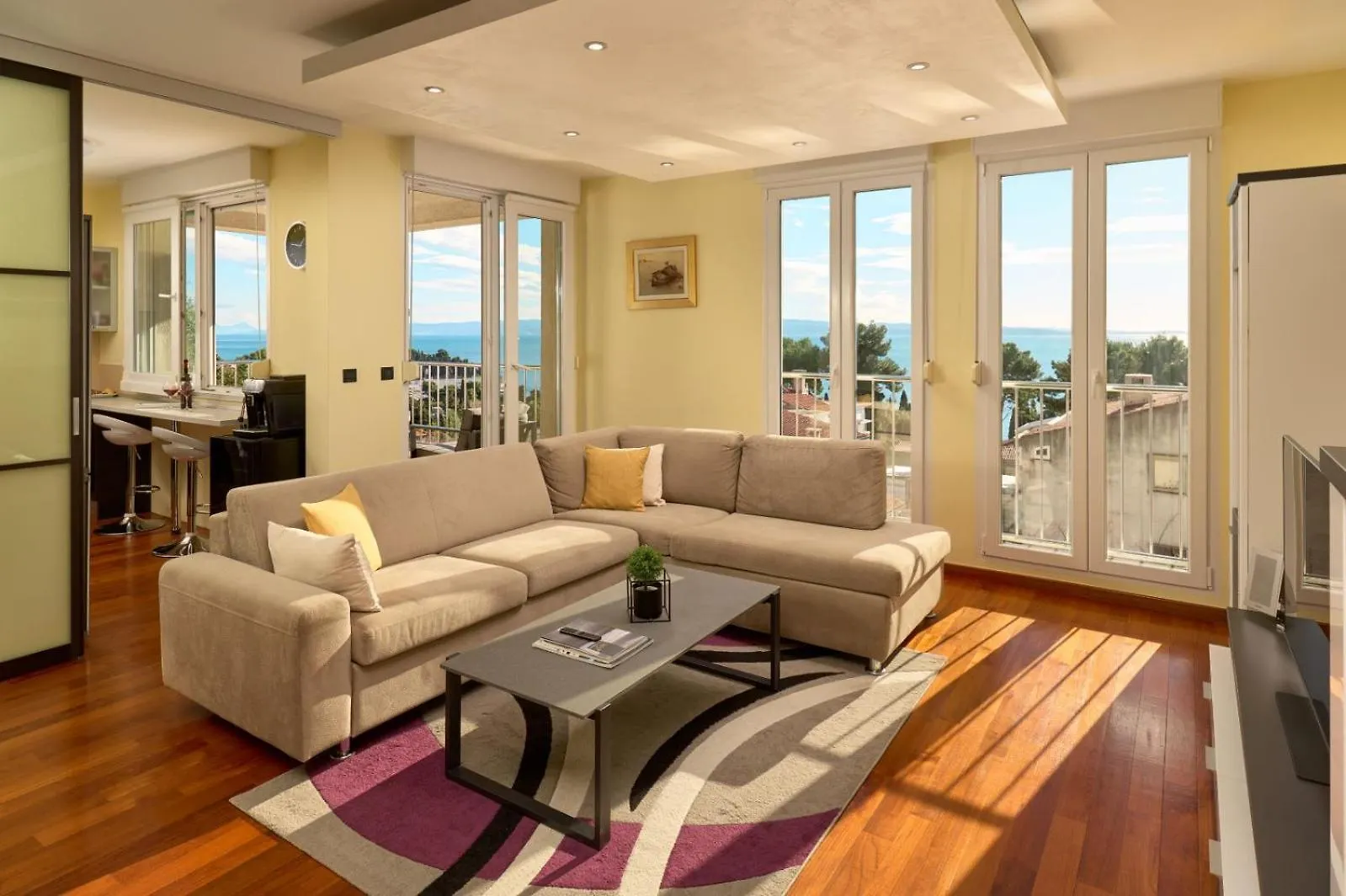 Sea View & Garage - Modern 3Br Split Apartment