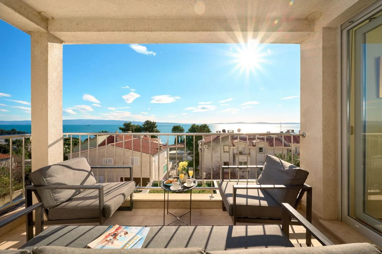 Sea View & Garage - Modern 3Br Split Apartment
